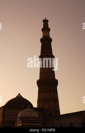 Tramonto a Alai Darwaza Imam Zamin la tomba e Qutab Minar costruito nel 1311 pietra arenaria rossa torre , Indo arte musulmana , Delhi Foto Stock