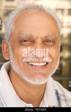 Quaranta quattro anno vecchio soddisfacentemente sorridente signor#686O Foto Stock