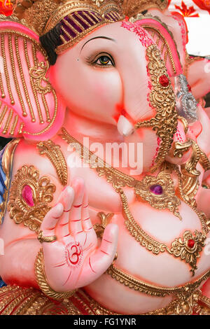 Idol del signore ganesha elephant intitolata Dio con significato di om benvenuti dipinta sul palmo destro , Pune , Maharashtra , India Foto Stock