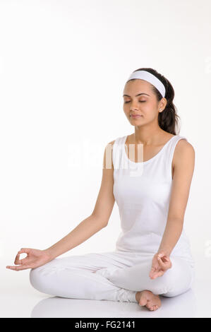 Ritratto di una ragazza facendo la sua meditazione ; Pune ; Maharashtra ; India Signor#686M 12 07 2010 Foto Stock