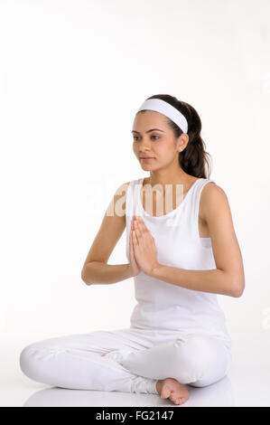 Ritratto di una ragazza facendo la sua meditazione ; Pune ; Maharashtra ; India Signor#686M 12 07 2010 Foto Stock