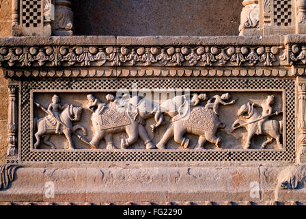 Scena di guerra con elefanti e cavalli scultura in pietra sul cancello del tempio di Maheshwar, Maheshwar, Madhya Pradesh, India, templi indiani Foto Stock