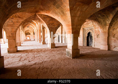 Un enorme pilastro archi in Jami Masjid a Mandu , Madhya Pradesh , India Foto Stock