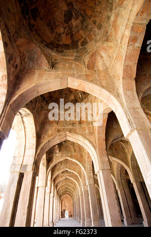 Un enorme pilastro archi in Jami Masjid a Mandu , Madhya Pradesh , India Foto Stock