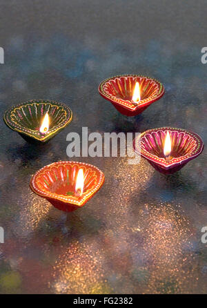 Decorate e dipinte in un mix di colore lampade a olio usato in Diwali Festival deepawali Foto Stock