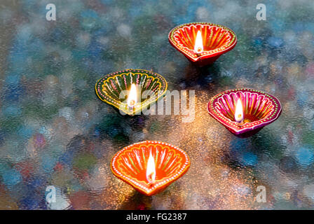 Decorate e dipinte in un mix di colore lampade a olio usato in Diwali Festival deepawali Foto Stock