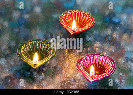 Decorate e dipinte in un mix di colore lampade a olio usato in Diwali Festival deepawali Foto Stock