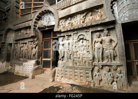 Ingresso principale di Karla rock cut grotta risalente intorno al II secolo a.c. in colline nei pressi di Lonavala , Maharashtra , India Foto Stock