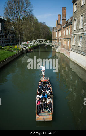 I turisti punting passato la matematica o ponte in legno sul fiume Cam in Cambridge, Regno Unito Foto Stock