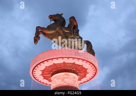 Guerriero a cavallo Fontana a Skopje in Macedonia Foto Stock