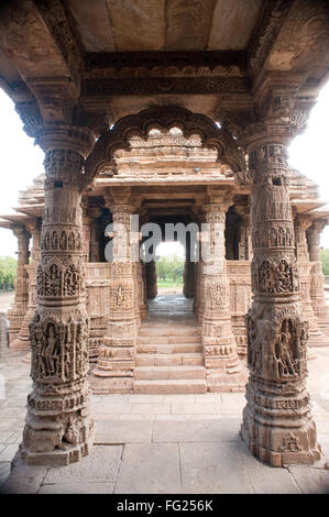 Interno del mandapa e garbhagriha del tempio del sole , a modhera ; Mehsana ; Gujarat ; India Foto Stock