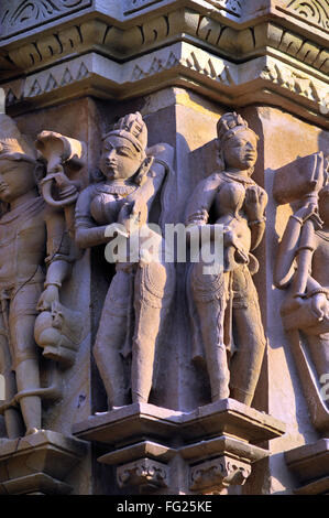 Apsara e nayika sulla parete di kandariya mahadeva temple Khajuraho Madhya Pradesh india Foto Stock