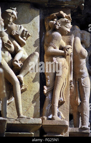 Apsara e nayika sulla parete del tempio jagadambi Khajuraho Madhya Pradesh india Foto Stock