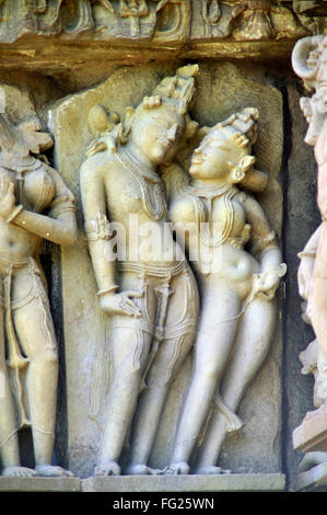 Amare giovane sculture sulla parete del tempio jagadambi Khajuraho Madhya Pradesh india Foto Stock