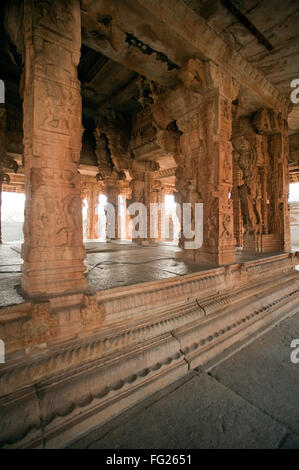 Pilastri decorativi carving al tempio vitthal ; Hampi ; Karnataka ; India Foto Stock