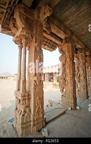 Pilastri decorativi carving al tempio vitthal ; Hampi ; Karnataka ; India Foto Stock