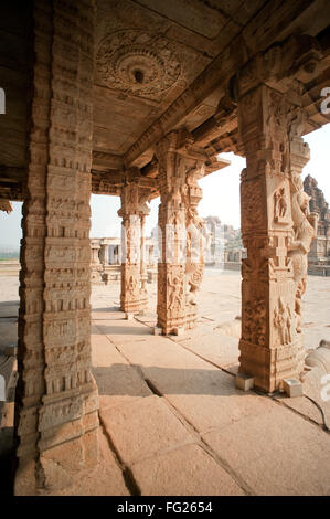 Pilastri decorativi carving al tempio vitthal ; Hampi ; Karnataka ; India Foto Stock