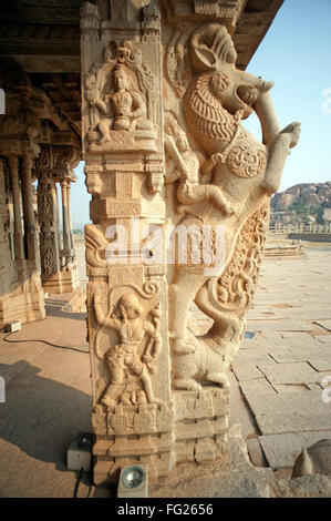 Pilastri decorativi carving al tempio vitthal ; Hampi ; Karnataka ; India Foto Stock