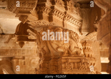 Il carving sul soffitto del tempio vitthal ; Hampi ; Karnataka ; India Foto Stock