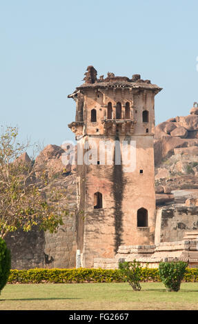 Decorate bastione sull'angolo anteriore a lotus mahal ; Hampi ; Karnataka ; India Foto Stock