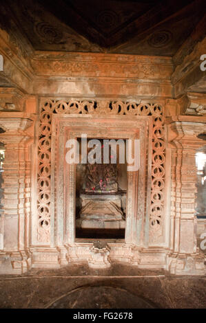 Pilastri decorativi e pareti di Kamala narayana tempio in degaon ; Belgaum ; Karnataka ; India Foto Stock