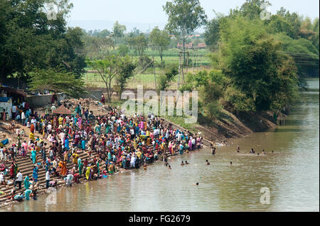 Le persone che la vasca da bagno nel fiume ghataprabha a hukkeri ; Belgaum ; Karnataka ; India Foto Stock