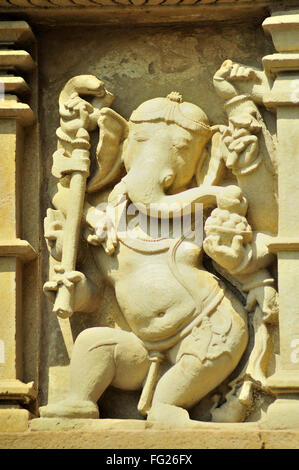 Scultura di ganesha sulla parete del tempio vishvanath Khajuraho Madhya Pradesh india Foto Stock