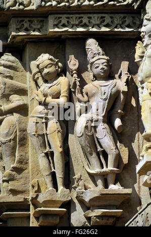 Sculture sulla parete del tempio vishvanath Khajuraho Madhya Pradesh india Foto Stock