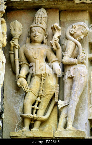 Shiva e apsara sulla parete del tempio di vishvanatha Khajuraho Madhya Pradesh india Foto Stock