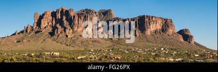 Pomeriggio/luce del tramonto sulle superstizioni panorama dal mammut Steakhouse e il salone, Goldfield, Arizona. Foto Stock