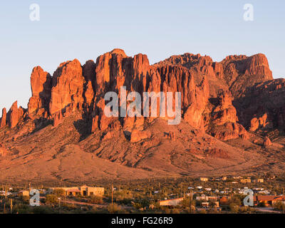 Pomeriggio/luce del tramonto sulle superstizioni dal mammut Steakhouse e il salone, Goldfield, Arizona. Foto Stock