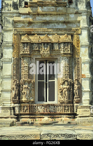 Complessamente intarsiato porta di parvati temple Khajuraho Madhya Pradesh india Foto Stock