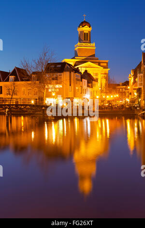 Un canale con la chiesa Hartebrug in Leiden, Paesi Bassi durante la notte. Foto Stock
