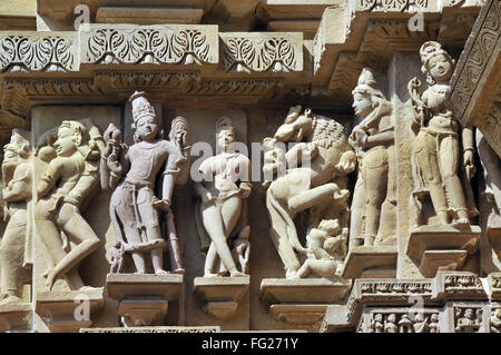 Khajuraho ornati di sculture scolpite sulla parete del tempio di Lakshmana Madhya Pradesh india Foto Stock