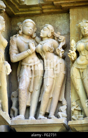 Khajuraho amare giovane sulla parete del tempio di Lakshmana Madhya Pradesh india Foto Stock