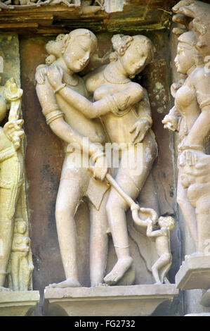 Khajuraho amare giovane sulla parete del tempio di Lakshmana Madhya Pradesh india Foto Stock