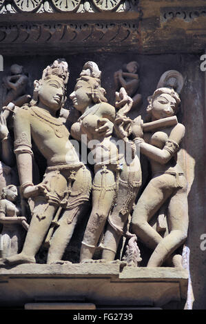 Khajuraho ornati di sculture scolpite sulla parete del tempio di Lakshmana Madhya Pradesh India Foto Stock