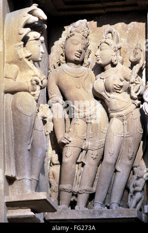 Khajuraho ornati di sculture scolpite sulla parete del tempio di Lakshmana Madhya Pradesh India Foto Stock