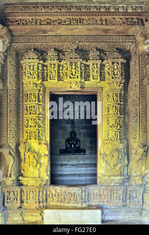 Intricate sculture di porta del tempio di adinath Khajuraho Madhya Pradesh india Foto Stock