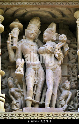 Lakshmi narayana sulla parete del tempio vamana Khajuraho Madhya Pradesh india Foto Stock