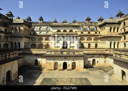Orchha cortile centrale del raja mahal khajuraho Madhya Pradesh india Foto Stock