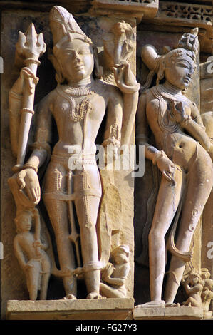 Shiva e apsara sulla parete di kandariya mahadeva temple Khajuraho Madhya Pradesh india Foto Stock