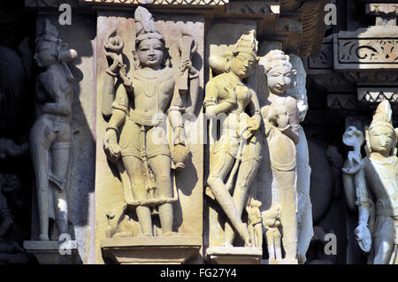 Sculture sulla parete del kandariya mahadeva temple Khajuraho Madhya Pradesh india Foto Stock