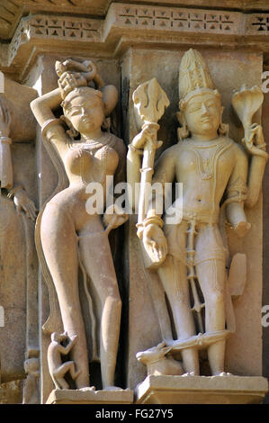 Shiva e Apsara scultura, Kandariya Mahadeva Tempio, Khajuraho, Madhya Pradesh, India, Asia Foto Stock