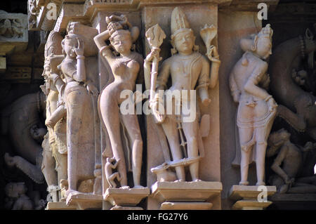 Shiva e apsara sulla parete di kandariya mahadeva temple Khajuraho Madhya Pradesh india Foto Stock