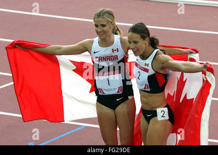 Brianne THEISEN-EATON & Jessica ZELINKA del Canada nel womens eptathlon 800 metri ad Hampden Park, nel 2014 giochi del Commonwealth, Glasgow Foto Stock