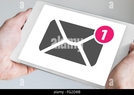 Mobile e-mail e concetto di messaggistica visualizzata sul touchscreen del tablet moderno svoltasi a due mani Foto Stock