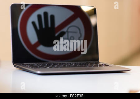 Segno di stop in sullo schermo del notebook. Concetto di arresto tinternet criminalità. Foto Stock