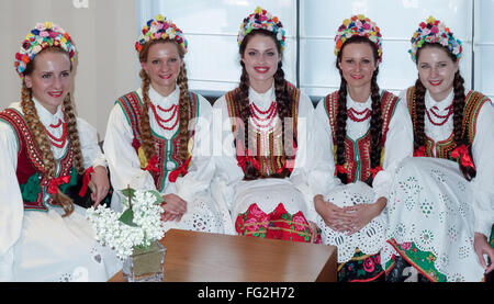 Gruppo di youmg signore in piena polacco costume nazionale Foto Stock