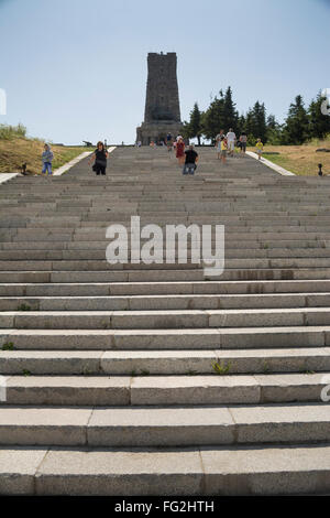 Shipka Memoriale di guerra in alta dei monti Balcani al di sopra del Shipka pass in Bulgaria con turisti su fasi. Foto Stock